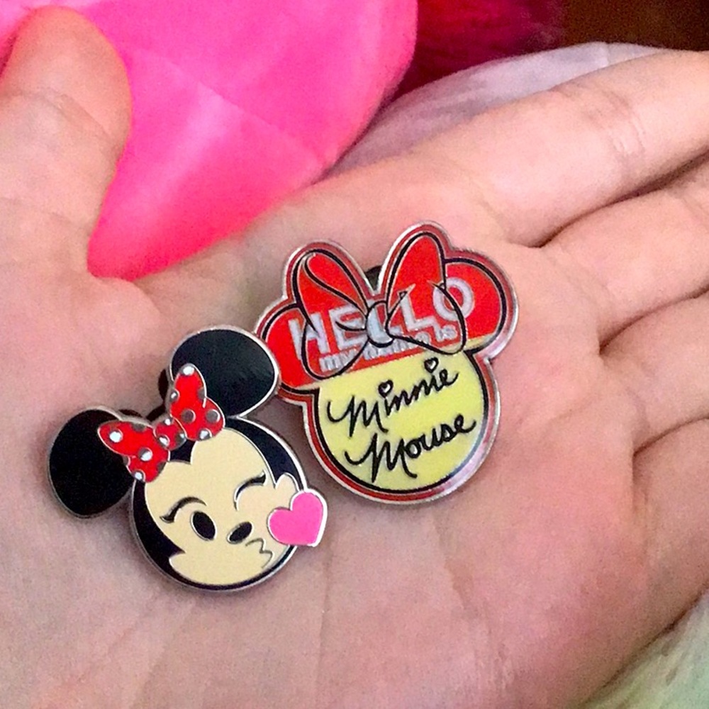 2 Minnie Disney pins